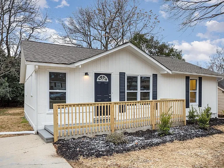 433 Greenwood Dr — Photo 2