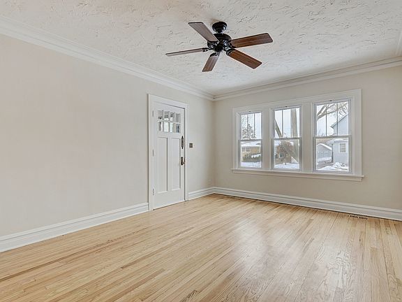 4th image of 1561 E Walnut Ave