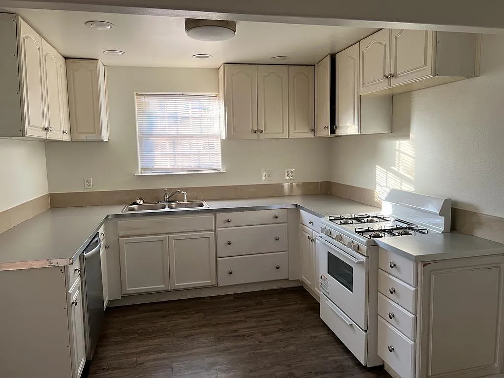 5 bed, 2.0 bath, 1334 sqft, $3,000 — Photo 2
