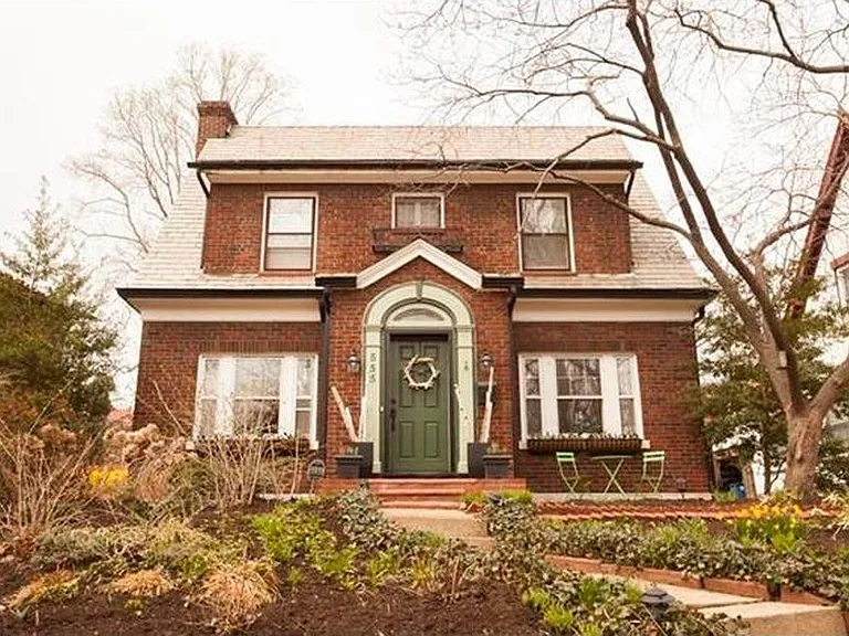 555 Stratford Ave — Photo 2