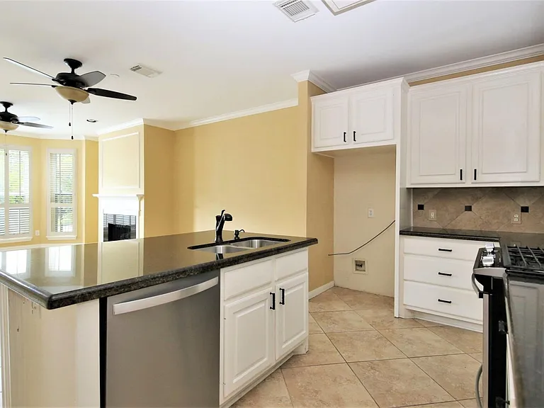 1409 Anita St — Photo 10