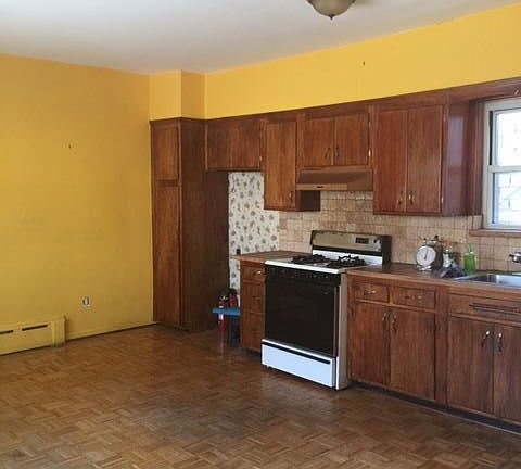 4th image of 7842 Metropolitan Ave