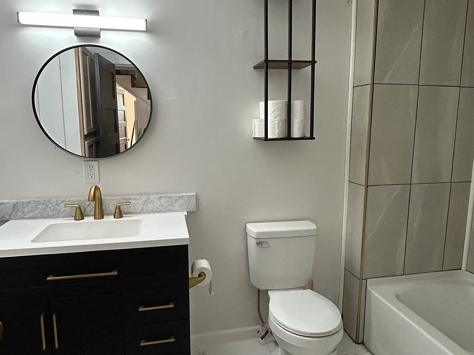 3 bed, 880 sqft, $2,100 — Photo 2