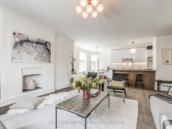 795 College St #2A, Toronto, ON M6G 1C7