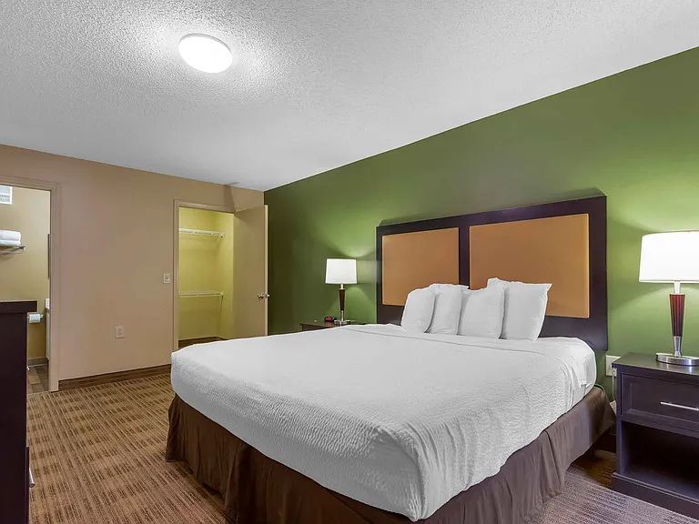 1 Bedroom Suite - 1 Queen Bed