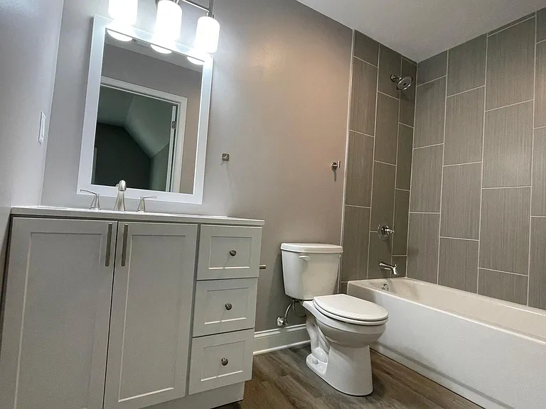 upstairs back bedroom bath