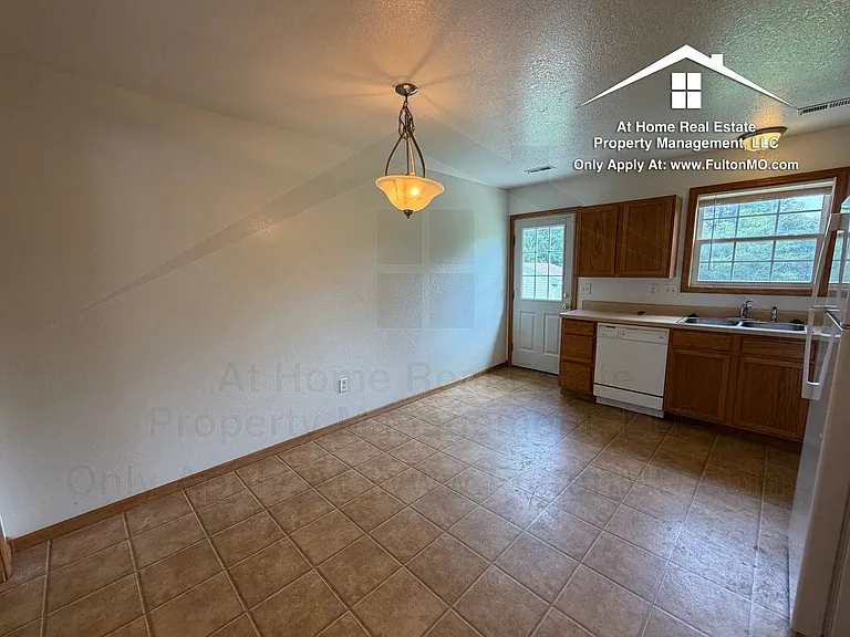1902 Dunham Dr — Photo 8