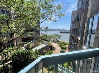 403 Smith Ct, Edgewater, NJ 07020