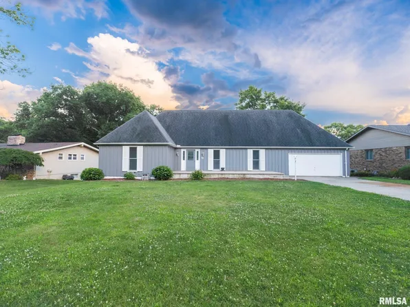 12 Olympia Fields Dr, Pekin, IL 61554