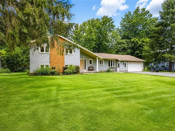 105 Merryhill Dr, Rochester, NY 14625