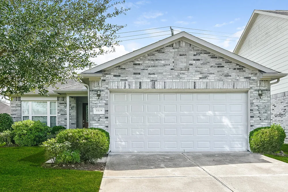 3 bed, 2.0 bath, 1558 sqft, $2,145 — Photo 1