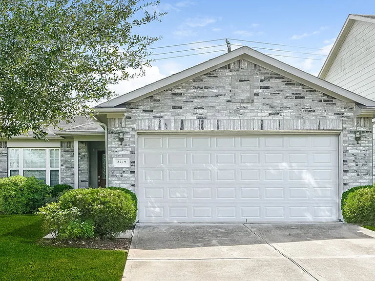 2219 Diamond Crest Dr — Photo 1