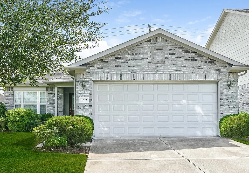 2219 Diamond Crest Dr