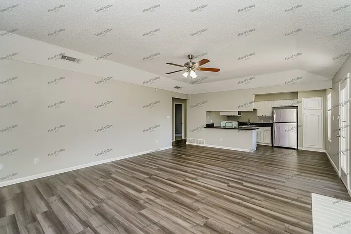 3 bed, 2.0 bath, 1348 sqft, $1,945 — Photo 4