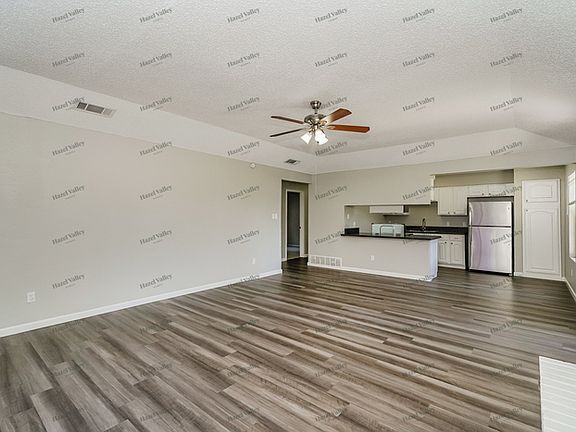 4th image of 806 Clover Ln