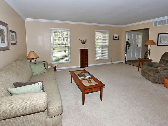 4th image of 12104 Foxpoint Dr