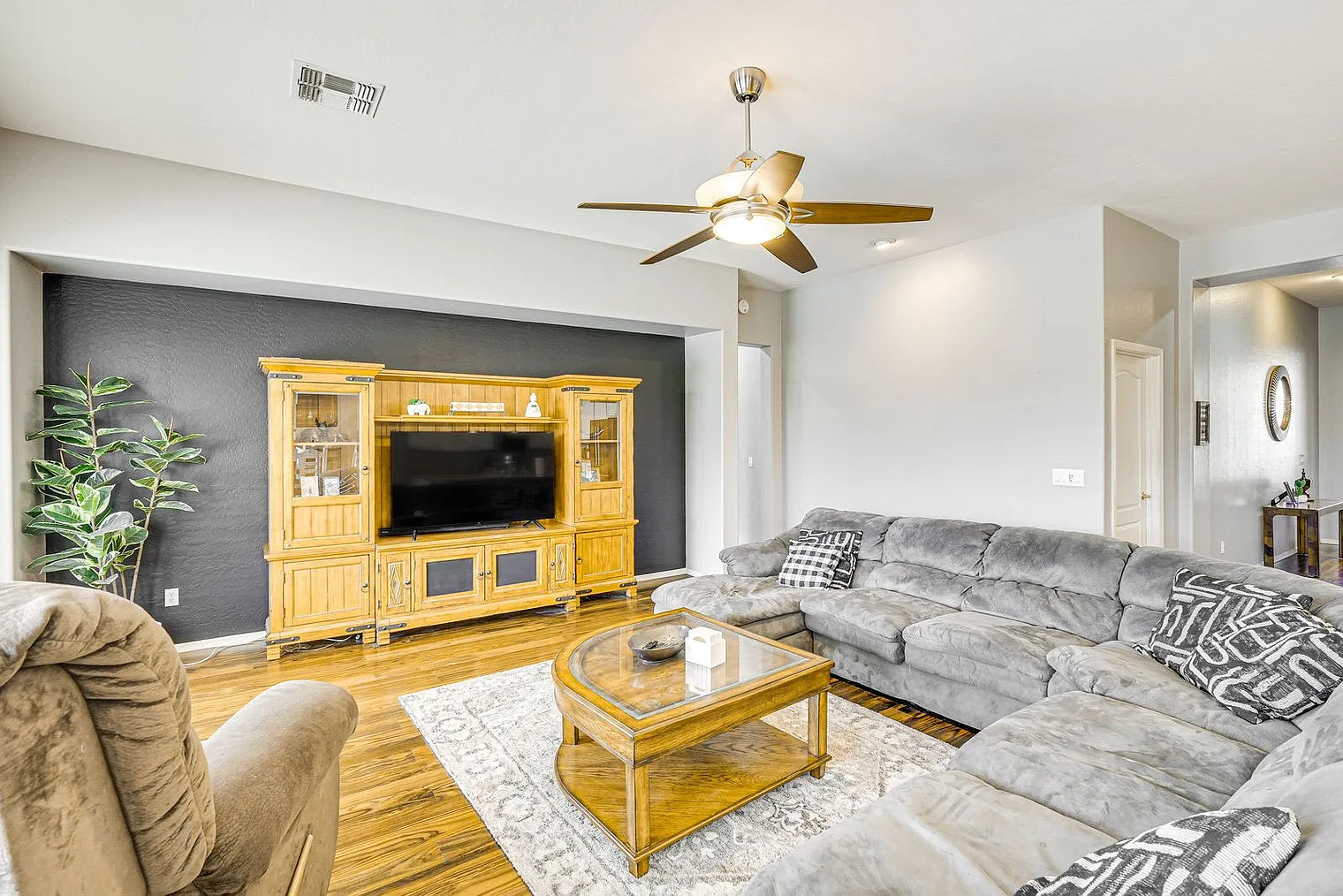 4 bed, 2.0 bath, 2389 sqft, $4,419 — Photo 3