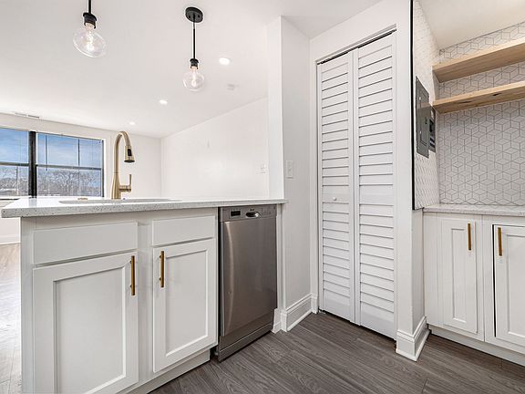 4th image of 4042 Harrison St #201