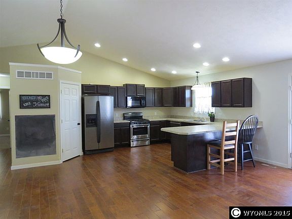 3rd image of 625 Wellington Ct