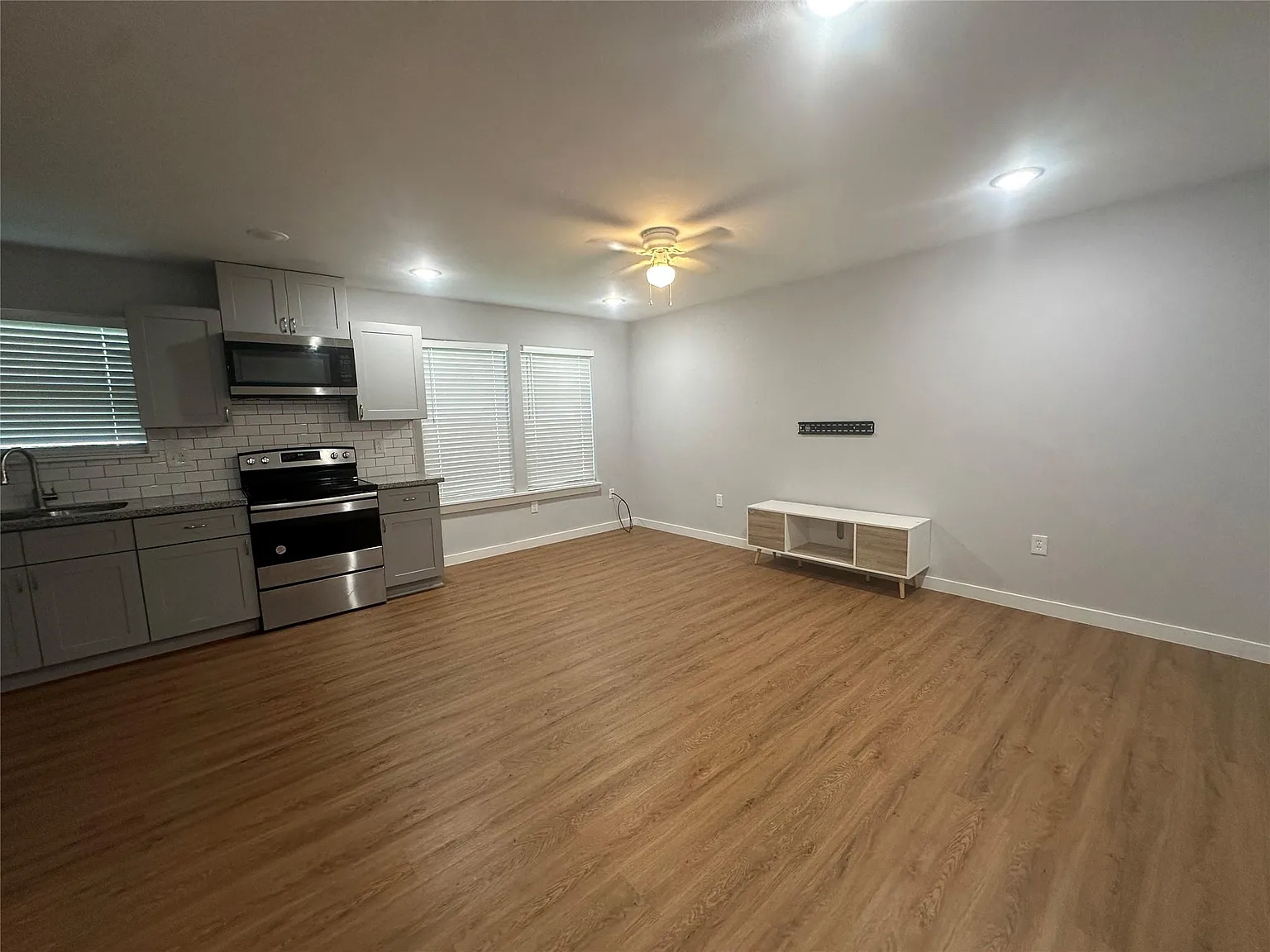 3 bed, 2.0 bath, 2320 sqft, $1,300 — Photo 2