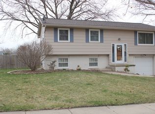 1105 Woodring Dr, Waverly, IA 50677
