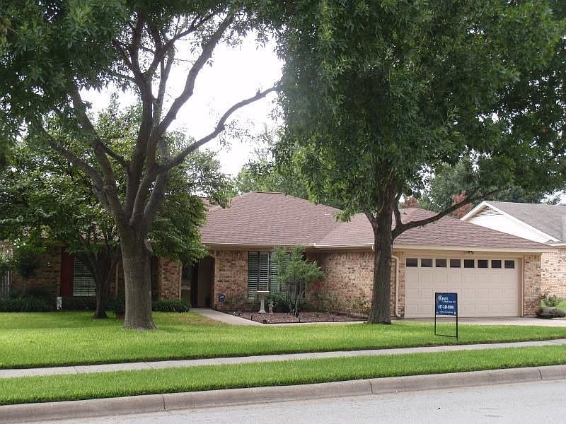 1st image of 10169 Stoneleigh Dr