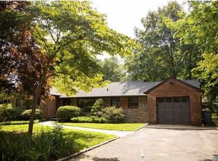 5 Meadow Ln, Glen Head, NY 11545