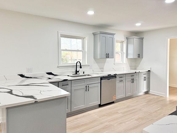 5th image of 2818 Sylvia St