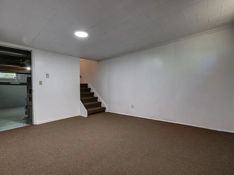 English Village Apartments — Photo 23
