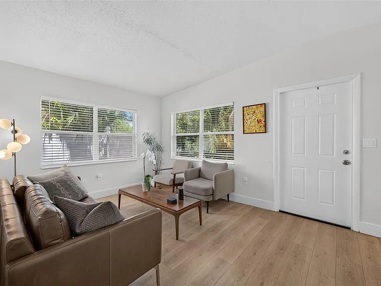 1822 Canton St — Photo 6