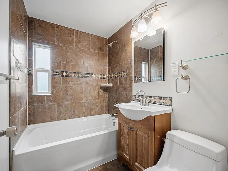 2403 W Everett Ave — Photo 4