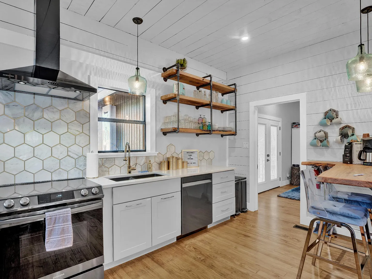 2 bed, $5,610 — Photo 3