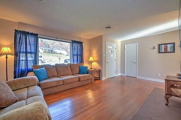 3rd image of 403 Knob Hill Dr