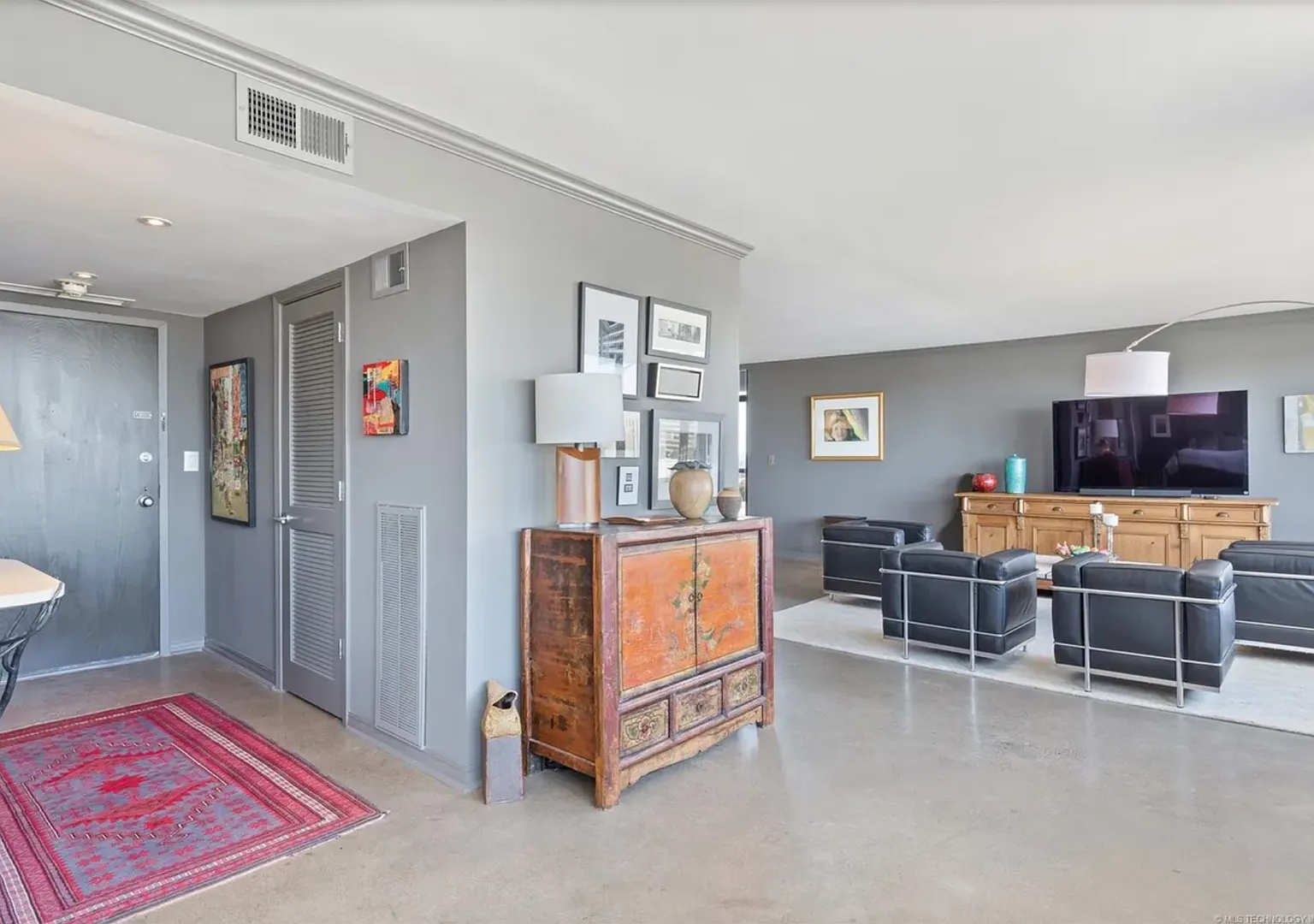 Utilities included! Downtown Tulsa High-Rise Living with Incredible Views! — Photo 3
