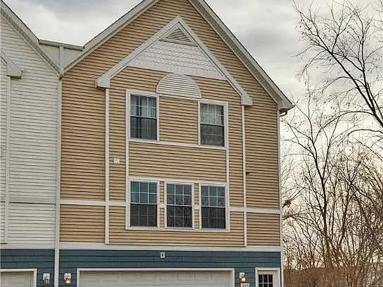 1123 SE Village View Ln — Photo 3