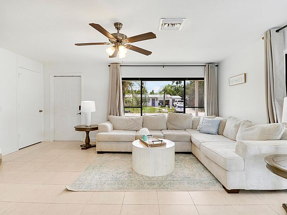 3rd image of 3539 Everglades Rd