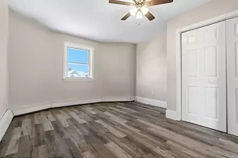 3 bed, 1249 sqft, $3,300 — Photo 3