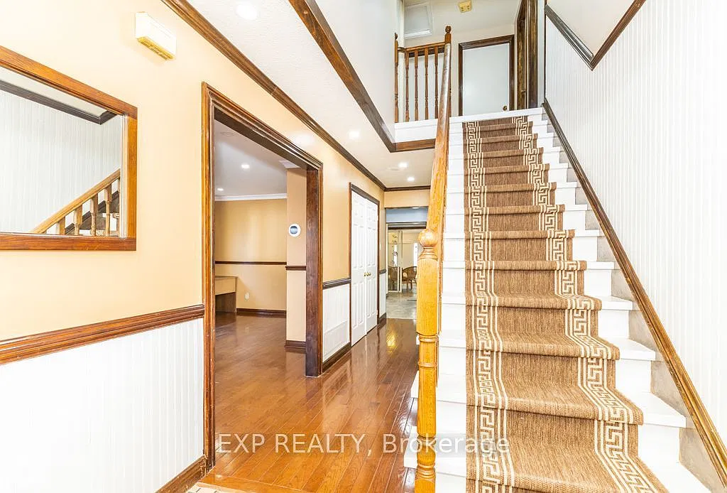 64 Burden Cres — Photo 3