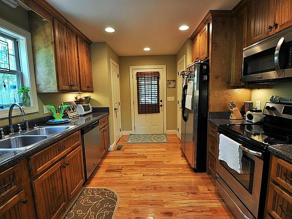 2nd image of 36 Buckview Ln