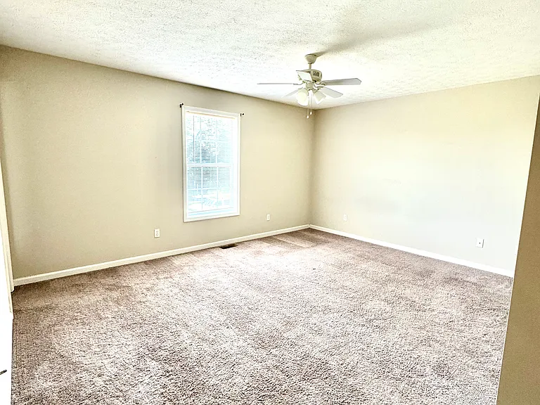 638 Hampton Way #B — Photo 3