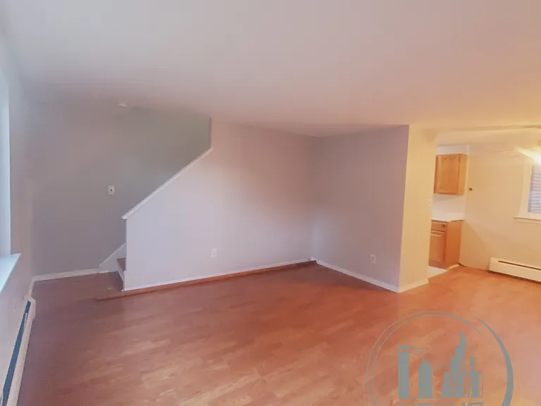 219 Bishop Dr — Photo 2