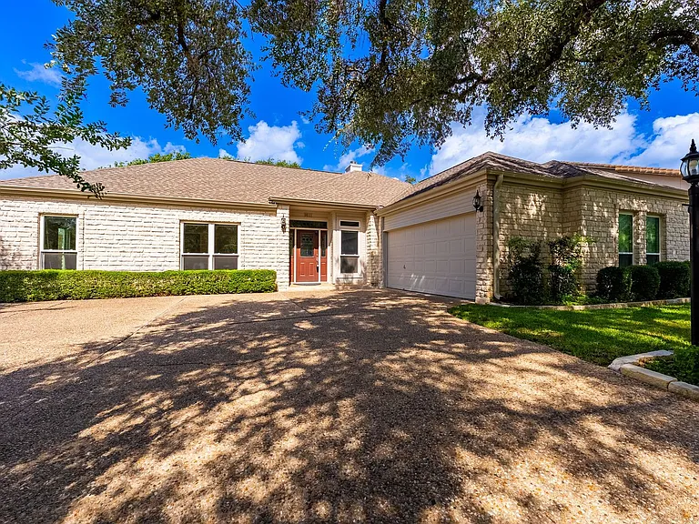 1411 Lakeway Dr — Photo 3