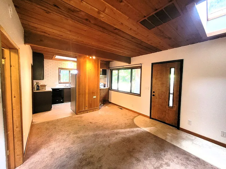 1327 Toledo St — Photo 4