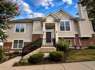 526 Grosvenor Ln, Aurora, IL 60504