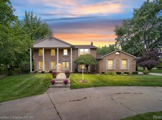 519 Charing Cross Dr, Grand Blanc, MI 48439