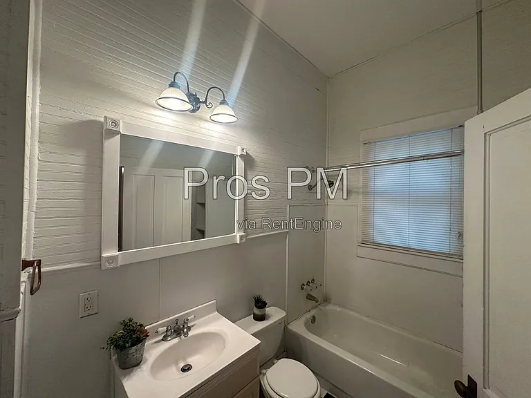 912 N Elm St — Photo 9