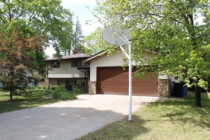 Building Photo - 2817 Canterbury Dr
