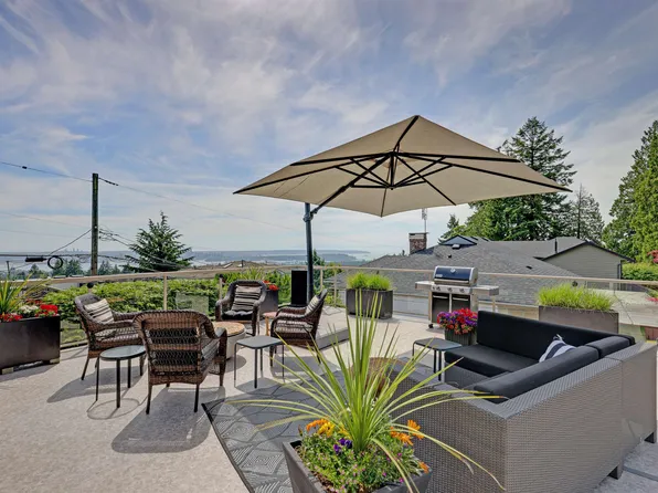 3821 Lonsdale Ave, North Vancouver, BC V7N 3K8
