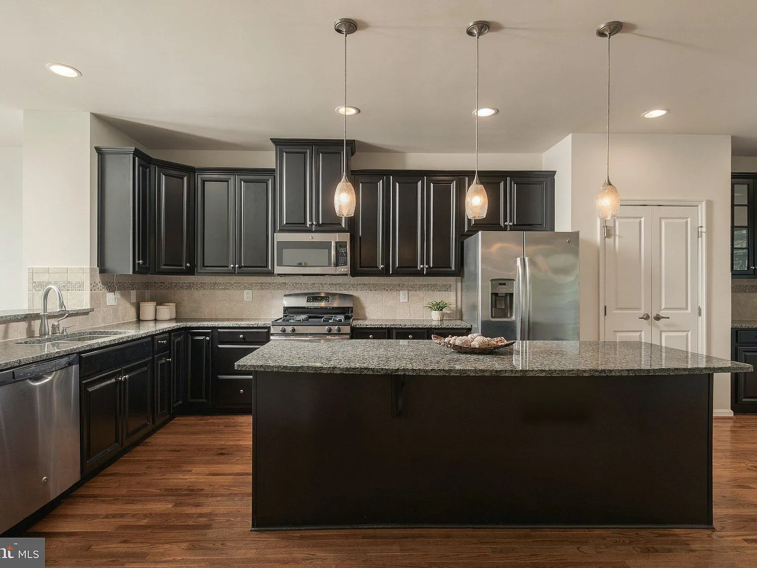 3 bed, 3.5 bath, 2418 sqft, $3,500 — Photo 3
