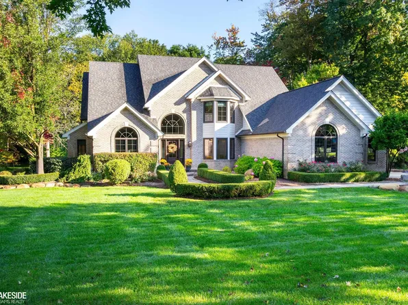 8793 Grand Oaks Ct, Washington, MI 48095